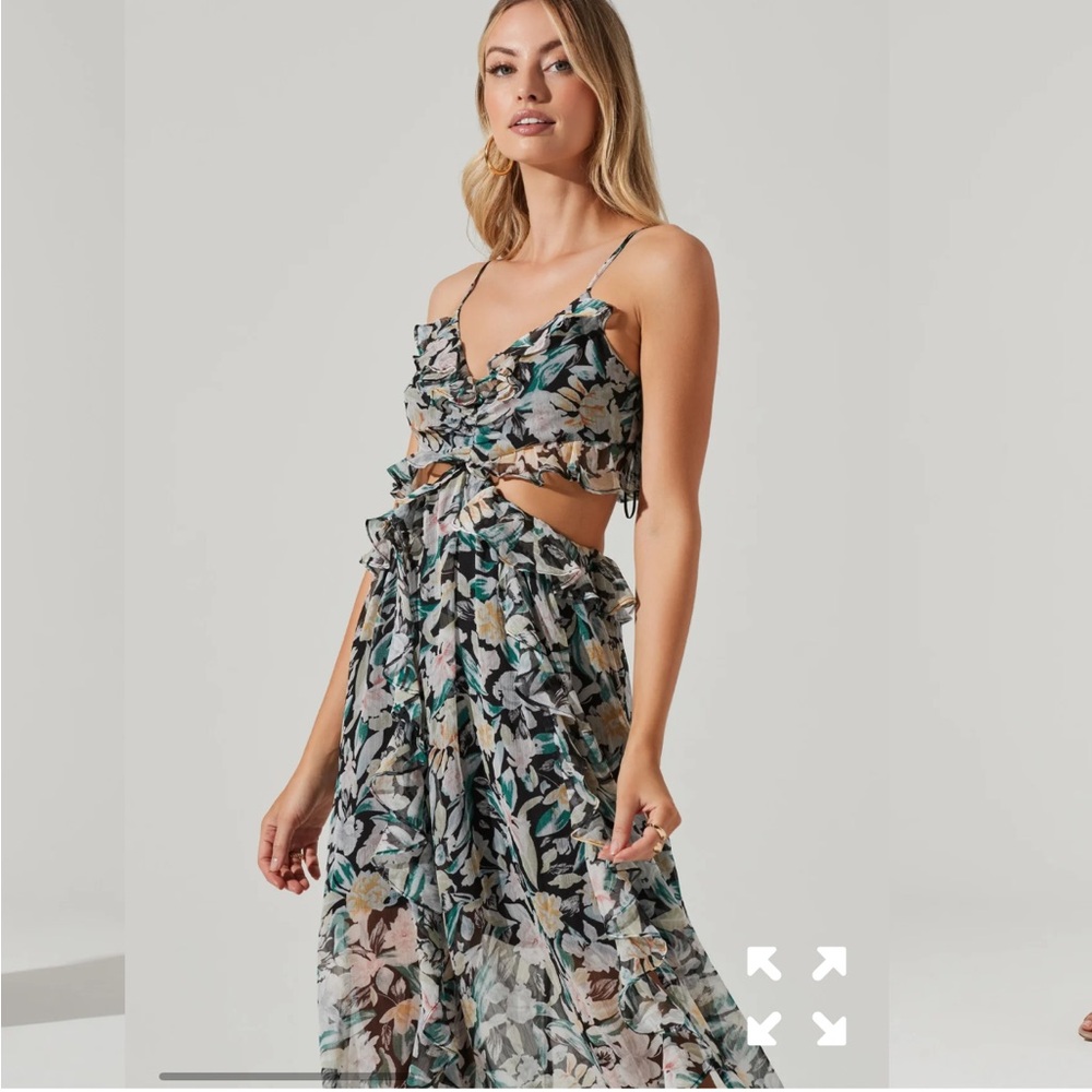 19. Astr The label $116 PALACE FLORAL CUTOUT RUFFLE MAXI DRESS Size M - Picture 2 of 5